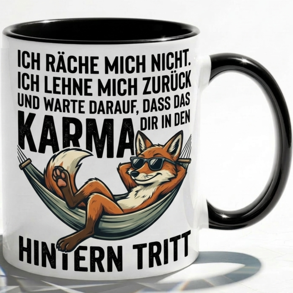 Lustige Fuchs Tasse Spruch Ich räche mich nicht Karma regelt das Hintern Tritt – Witzige Kaffeetasse Büro Arbeit Job Humor Sarkasmus – Geschenk Kollegen Chef – Keramik Becher 330ml