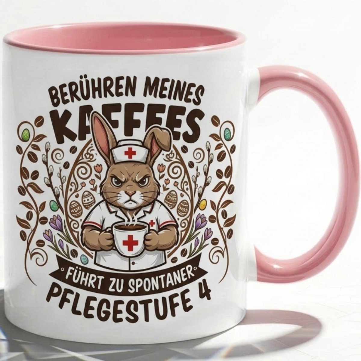 Pflege Tasse Spruch Berühren meines Kaffees führt zu spontaner Pflegestufe 4 – Witzige Kaffeetasse Krankenschwester Altenpflege Beruf Humor – Geschenk Kollegen – Keramik 330ml