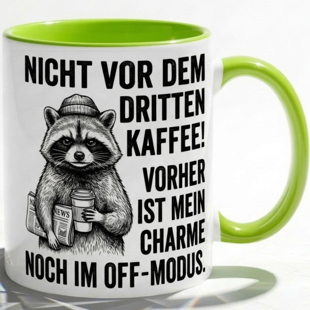 Waschbär Tasse Spruch Nicht vor dem dritten Kaffee Vorher Charme im Off-Modus – Witzige Kaffeetasse Büro Arbeit Job Humor Morgenmuffel – Geschenk Kollegen – Keramik Becher 330ml
