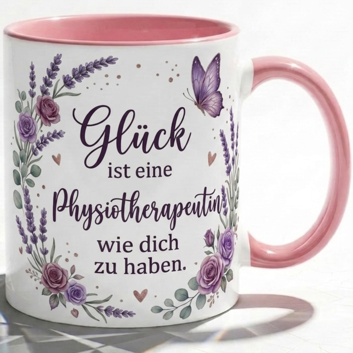 Physiotherapeutin Tasse Spruch Glück ist eine Physiotherapeutin wie dich zu haben – Geschenk Praxis Geburtstag Danke Abschied – Kaffeetasse Lavendel Blumen – Keramik Becher Weiß Lila 330ml