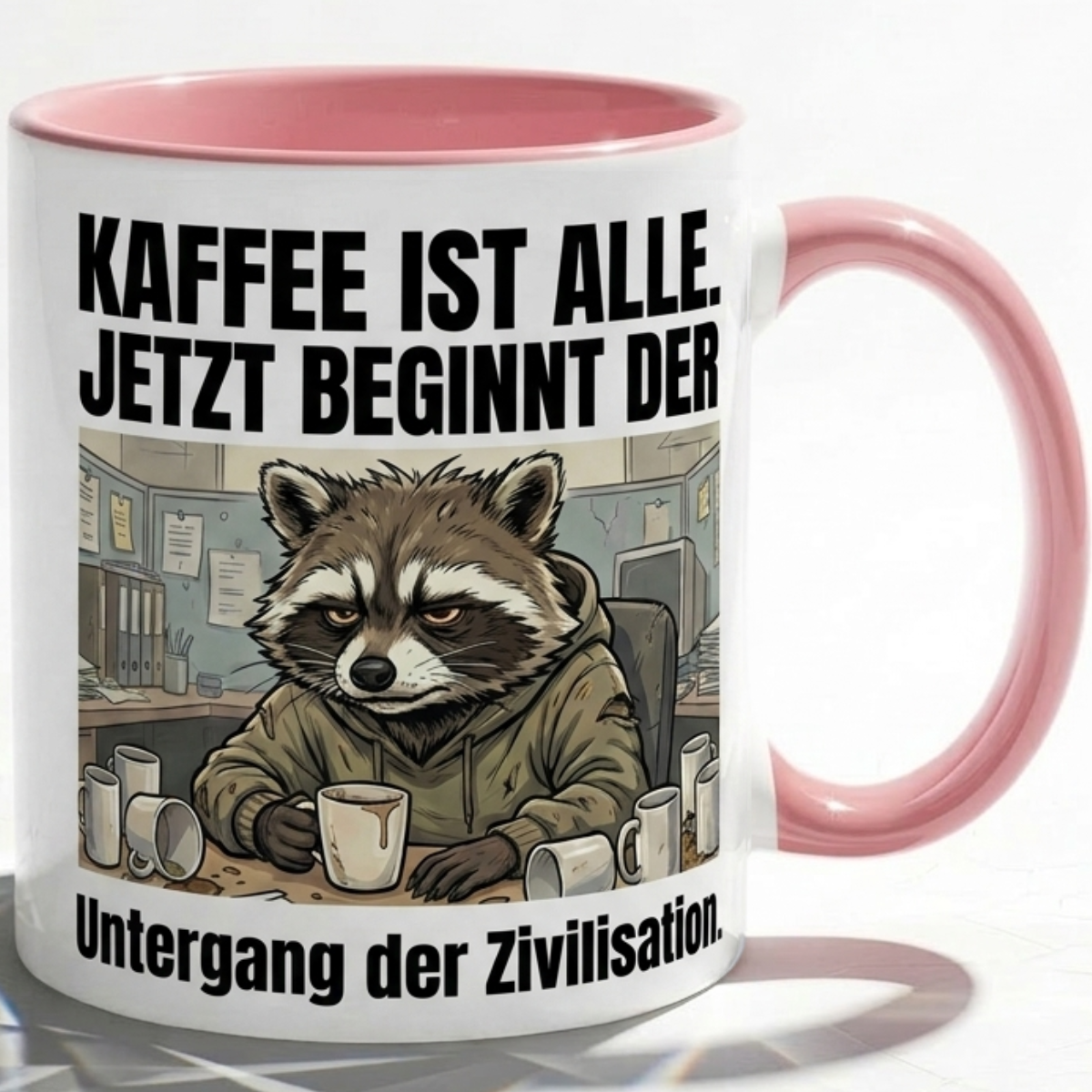 Waschbär Tasse Spruch Kaffee ist alle Jetzt beginnt der Untergang der Zivilisation – Witzige Kaffeetasse Büro Arbeit Job Humor – Geschenk Kollegen – Keramik Becher  330ml