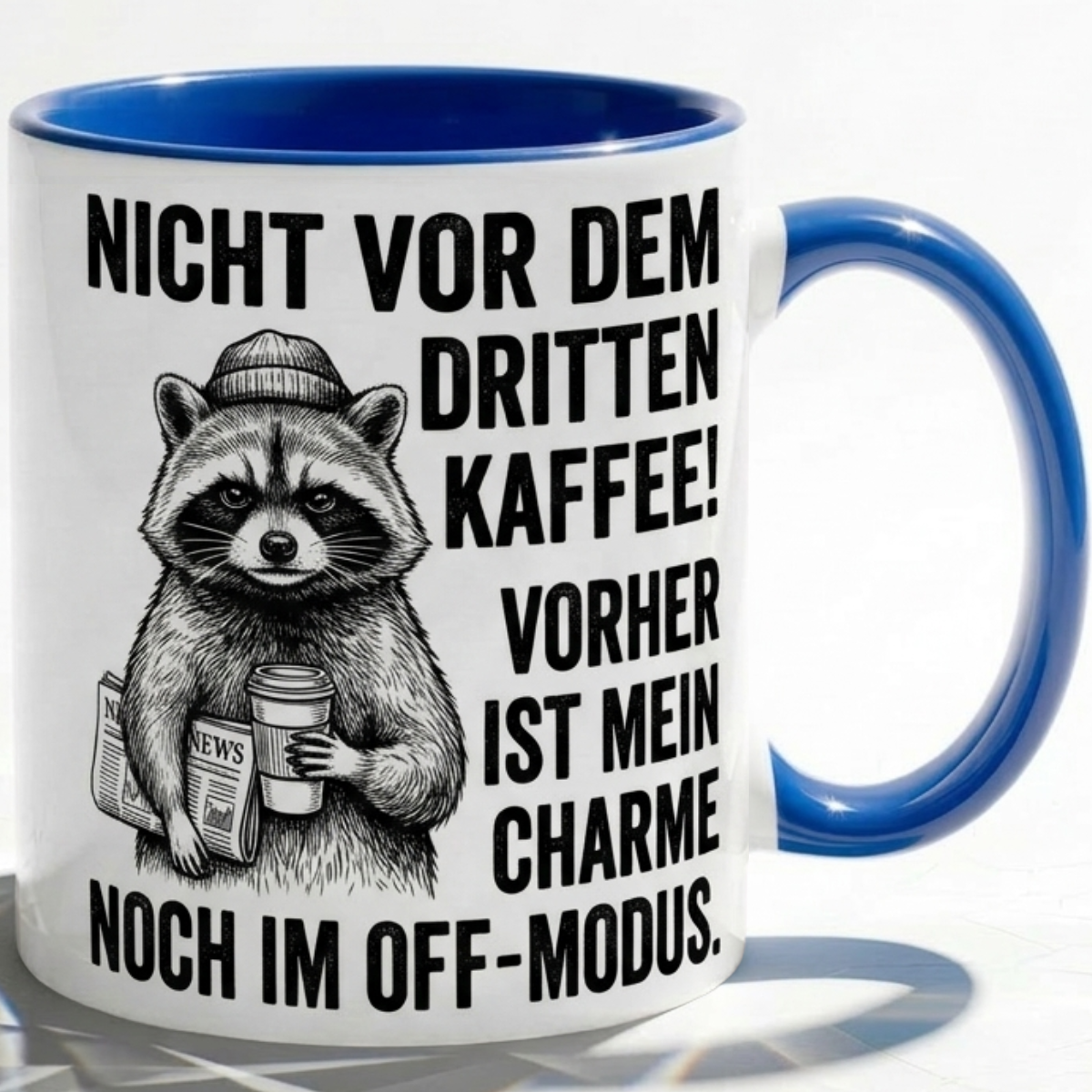 Waschbär Tasse Spruch Nicht vor dem dritten Kaffee Vorher Charme im Off-Modus – Witzige Kaffeetasse Büro Arbeit Job Humor Morgenmuffel – Geschenk Kollegen – Keramik Becher 330ml