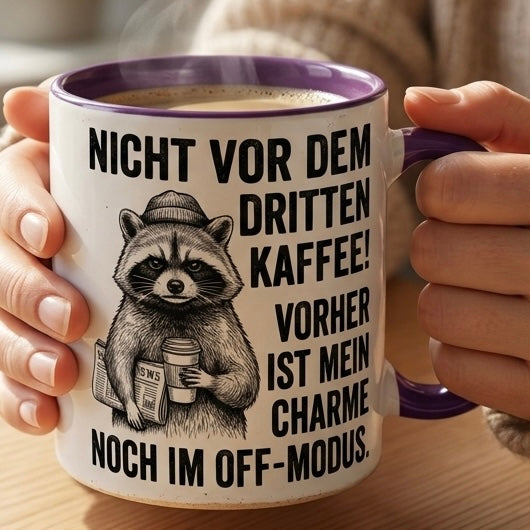 Waschbär Tasse Spruch Nicht vor dem dritten Kaffee Vorher Charme im Off-Modus – Witzige Kaffeetasse Büro Arbeit Job Humor Morgenmuffel – Geschenk Kollegen – Keramik Becher 330ml
