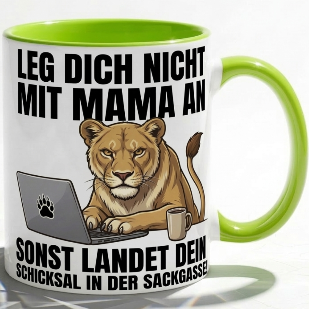 Lustige Löwin Tasse Spruch Leg dich nicht mit Mama an sonst landet dein Schicksal in der Sackgasse – Geschenk für Mutter Muttertag Geburtstag Büro Arbeit – Kaffeetasse Keramik Becher 330ml