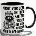 Waschbär Tasse Spruch Nicht vor dem dritten Kaffee Vorher Charme im Off-Modus – Witzige Kaffeetasse Büro Arbeit Job Humor Morgenmuffel – Geschenk Kollegen – Keramik Becher 330ml
