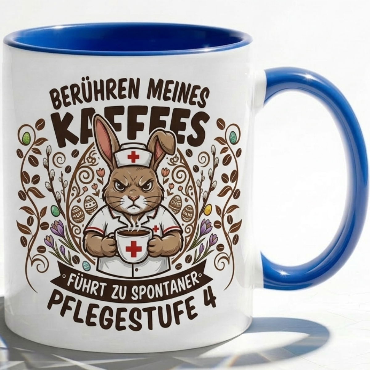 Pflege Tasse Spruch Berühren meines Kaffees führt zu spontaner Pflegestufe 4 – Witzige Kaffeetasse Krankenschwester Altenpflege Beruf Humor – Geschenk Kollegen – Keramik 330ml