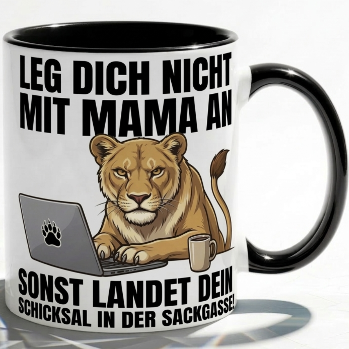 Lustige Löwin Tasse Spruch Leg dich nicht mit Mama an sonst landet dein Schicksal in der Sackgasse – Geschenk für Mutter Muttertag Geburtstag Büro Arbeit – Kaffeetasse Keramik Becher 330ml