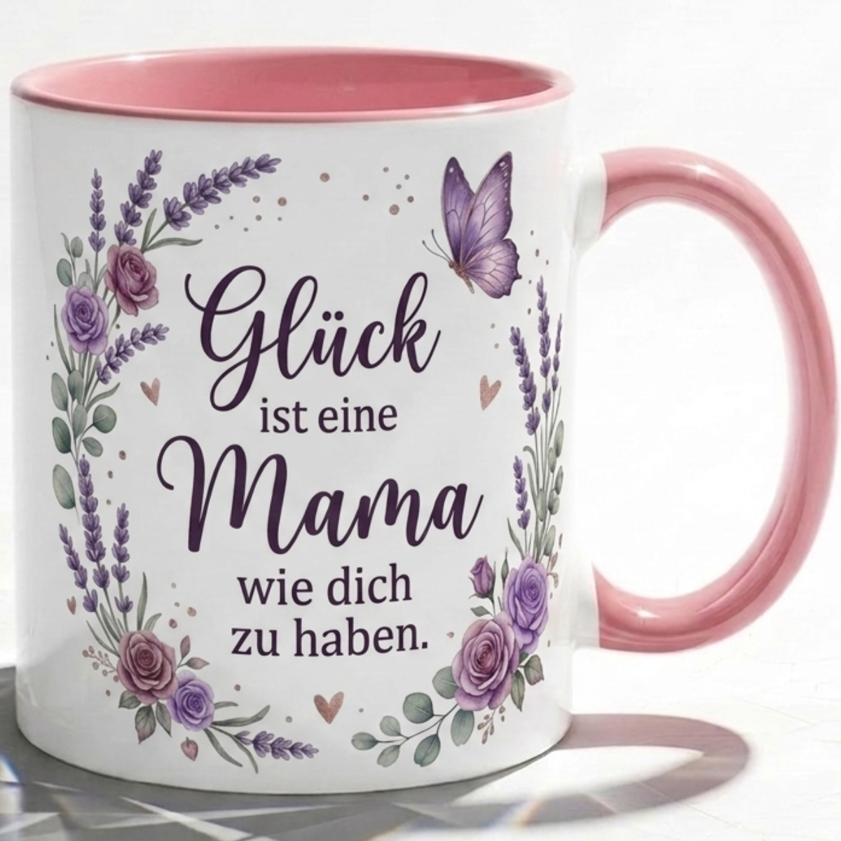 Mama Tasse Spruch Glück ist eine Mama wie dich zu haben – Geschenk für Mutter Muttertag Geburtstag Danke Weihnachten – Kaffeetasse Lavendel – Keramik Becher Weiß Lila 330ml