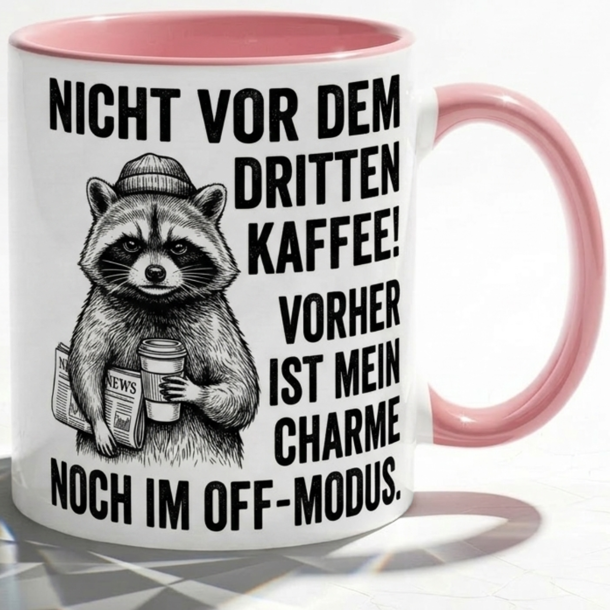 Waschbär Tasse Spruch Nicht vor dem dritten Kaffee Vorher Charme im Off-Modus – Witzige Kaffeetasse Büro Arbeit Job Humor Morgenmuffel – Geschenk Kollegen – Keramik Becher 330ml