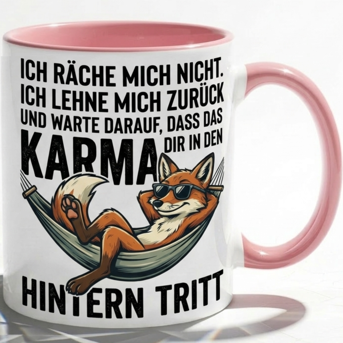 Lustige Fuchs Tasse Spruch Ich räche mich nicht Karma regelt das Hintern Tritt – Witzige Kaffeetasse Büro Arbeit Job Humor Sarkasmus – Geschenk Kollegen Chef – Keramik Becher 330ml