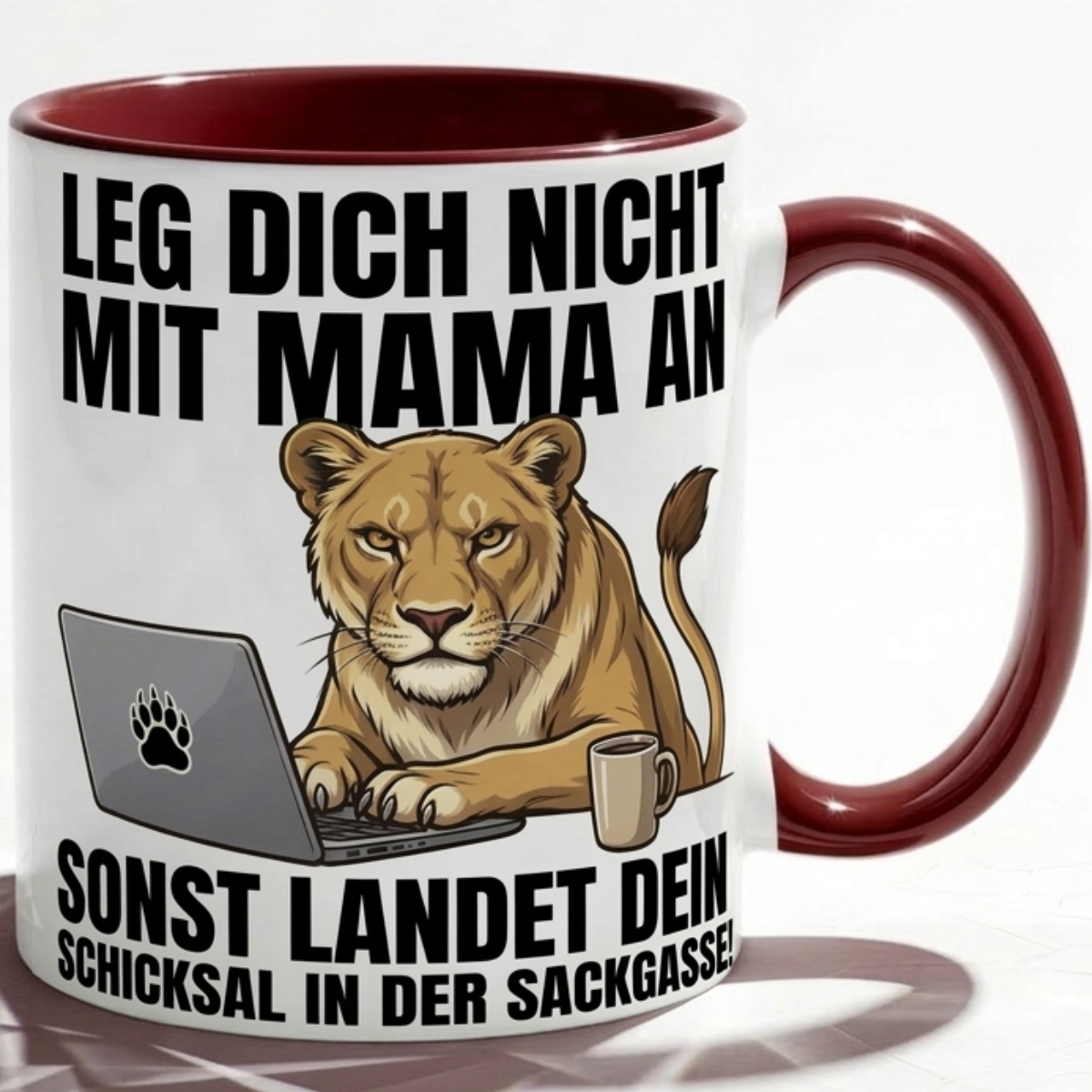 Lustige Löwin Tasse Spruch Leg dich nicht mit Mama an sonst landet dein Schicksal in der Sackgasse – Geschenk für Mutter Muttertag Geburtstag Büro Arbeit – Kaffeetasse Keramik Becher 330ml