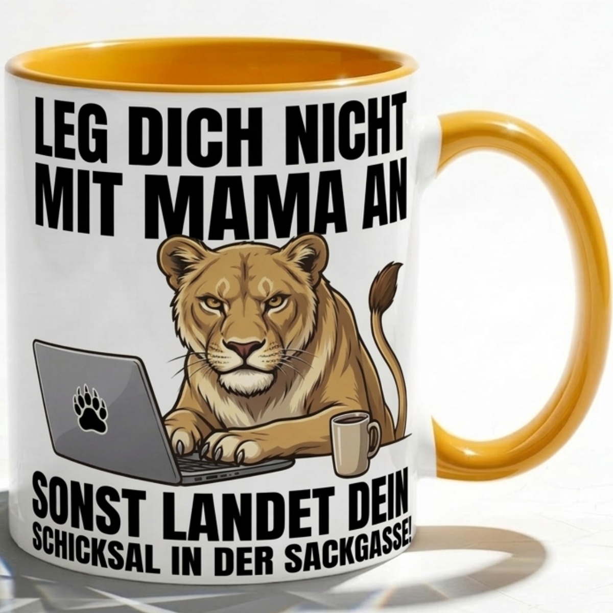 Lustige Löwin Tasse Spruch Leg dich nicht mit Mama an sonst landet dein Schicksal in der Sackgasse – Geschenk für Mutter Muttertag Geburtstag Büro Arbeit – Kaffeetasse Keramik Becher 330ml