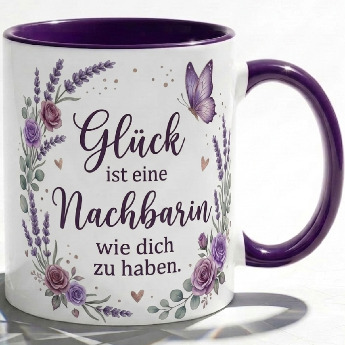Nachbarin Tasse Spruch Glück ist eine Nachbarin wie dich zu haben – Geschenk Nachbarschaft Geburtstag Danke Abschied Umzug Einzug – Kaffeetasse Lavendel Blumen – Keramik Becher Weiß Lila 330ml