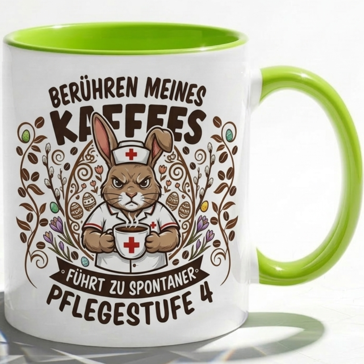 Pflege Tasse Spruch Berühren meines Kaffees führt zu spontaner Pflegestufe 4 – Witzige Kaffeetasse Krankenschwester Altenpflege Beruf Humor – Geschenk Kollegen – Keramik 330ml