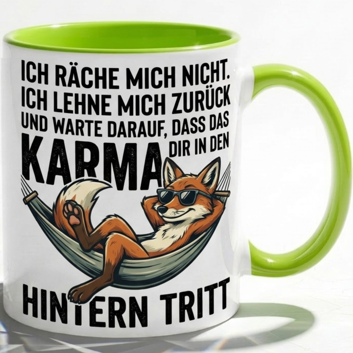 Lustige Fuchs Tasse Spruch Ich räche mich nicht Karma regelt das Hintern Tritt – Witzige Kaffeetasse Büro Arbeit Job Humor Sarkasmus – Geschenk Kollegen Chef – Keramik Becher 330ml