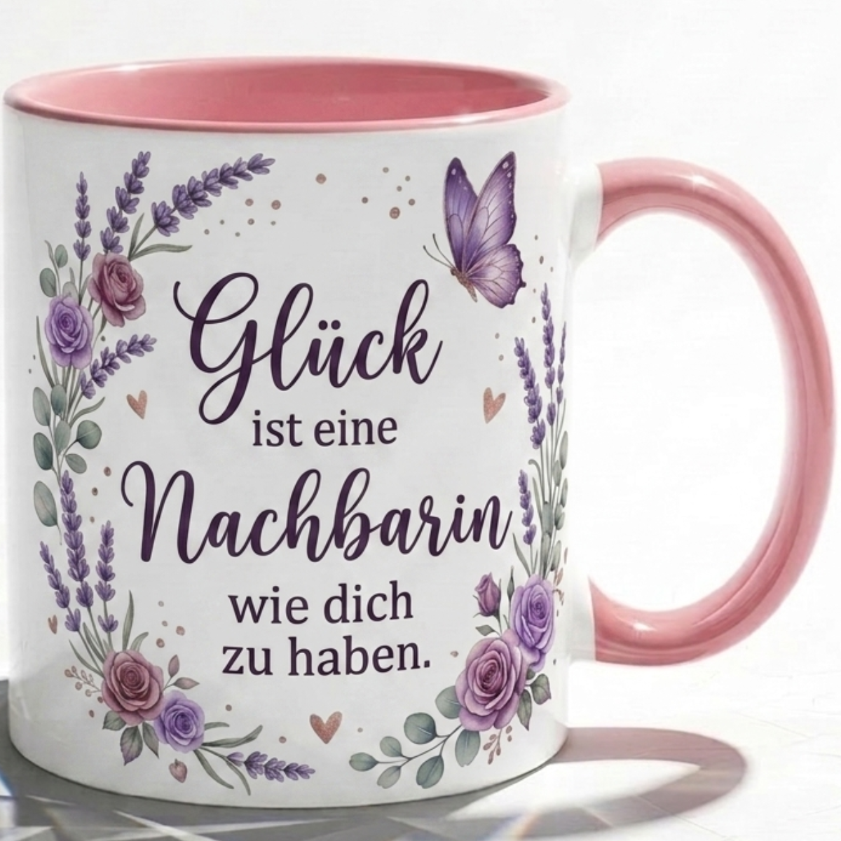Nachbarin Tasse Spruch Glück ist eine Nachbarin wie dich zu haben – Geschenk Nachbarschaft Geburtstag Danke Abschied Umzug Einzug – Kaffeetasse Lavendel Blumen – Keramik Becher Weiß Lila 330ml