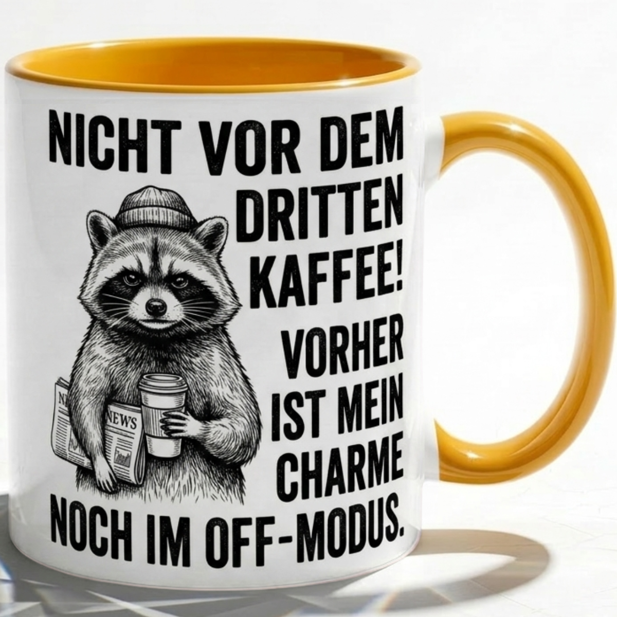 Waschbär Tasse Spruch Nicht vor dem dritten Kaffee Vorher Charme im Off-Modus – Witzige Kaffeetasse Büro Arbeit Job Humor Morgenmuffel – Geschenk Kollegen – Keramik Becher 330ml