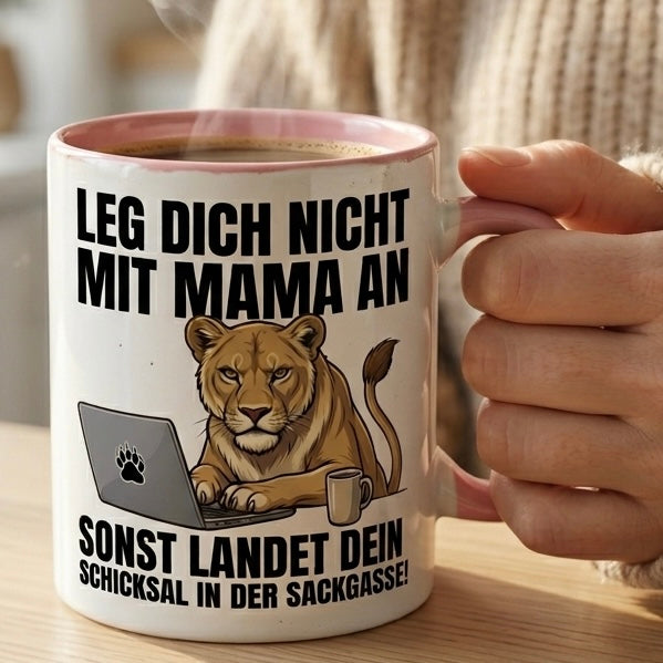 Lustige Löwin Tasse Spruch Leg dich nicht mit Mama an sonst landet dein Schicksal in der Sackgasse – Geschenk für Mutter Muttertag Geburtstag Büro Arbeit – Kaffeetasse Keramik Becher 330ml