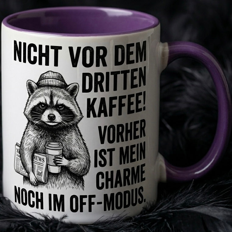 Waschbär Tasse Spruch Nicht vor dem dritten Kaffee Vorher Charme im Off-Modus – Witzige Kaffeetasse Büro Arbeit Job Humor Morgenmuffel – Geschenk Kollegen – Keramik Becher 330ml