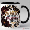 „Zu viel? Nur für die falschen Leute.“ Tasse | Keramik 330 ml – Schwarz