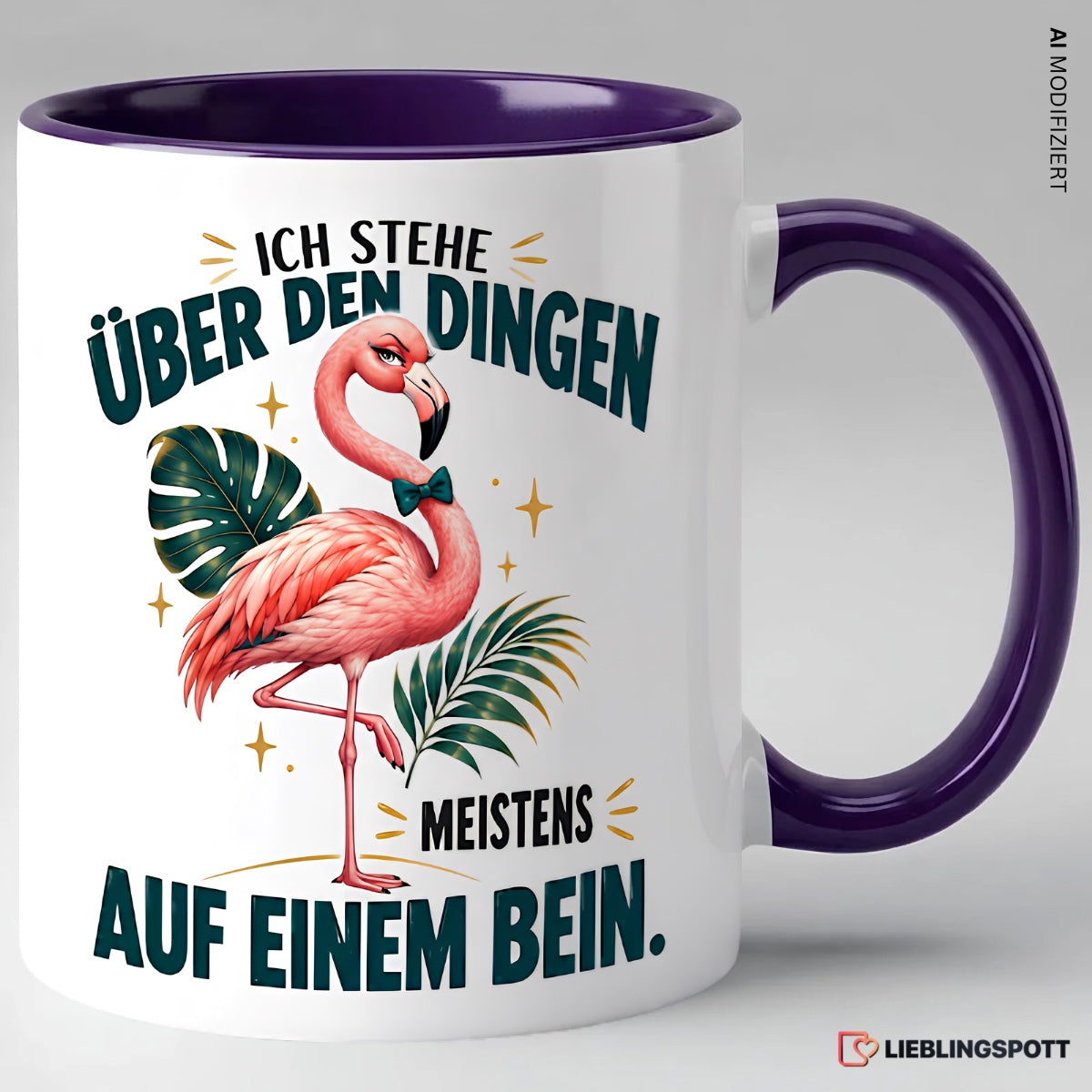 Violette Keramiktasse mit Flamingo und Spruch Ich stehe über den Dingen meistens auf einem Bein