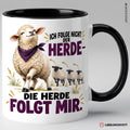 Schwarze Keramiktasse mit Schaf Motiv und Spruch Ich folge nicht der Herde die Herde folgt mir