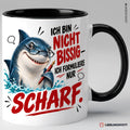 Schwarze Keramiktasse mit Hai Motiv und Spruch Ich bin nicht bissig ich formuliere nur scharf