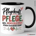 Pflegekraft Tasse Pflege weil Menschlichkeit keinen Feierabend kennt – Schwarz